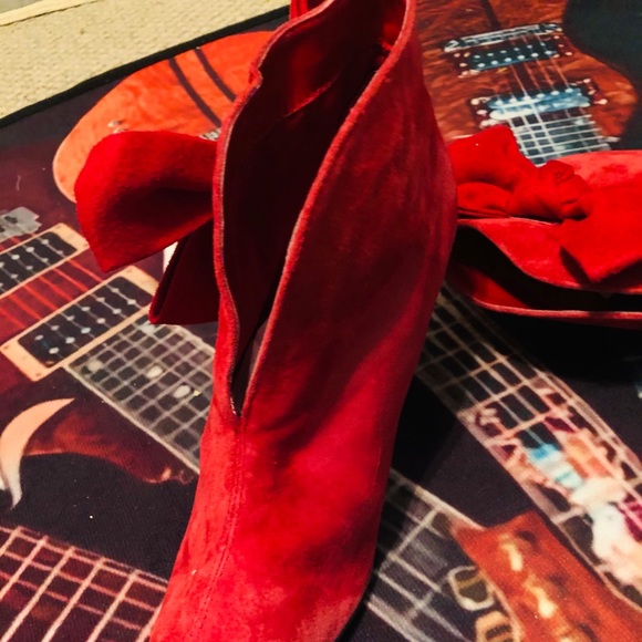 Fabulous Bijou Red Suede Bow Heels! - Picture 11 of 14
